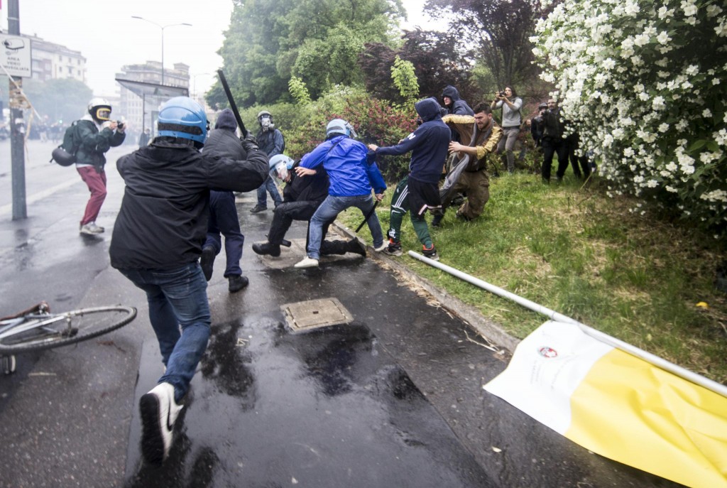 Black bloc, i soliti vigliacchi: provocano, colpiscono e scappano. Le foto-choc