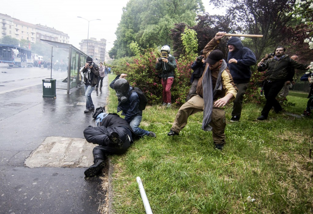 Black bloc, i soliti vigliacchi: provocano, colpiscono e scappano. Le foto-choc