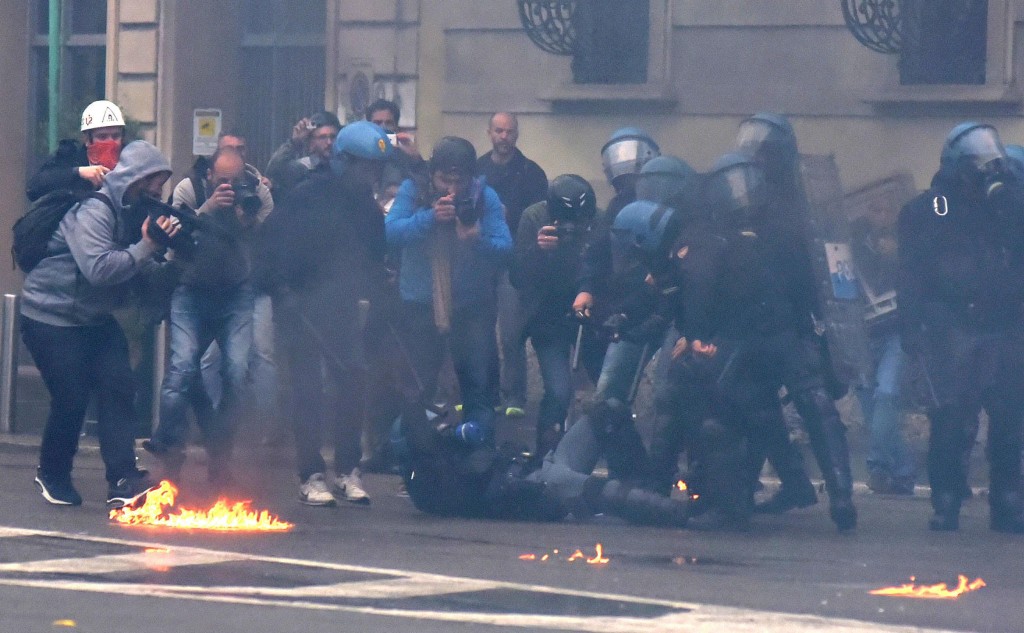 Black bloc, i soliti vigliacchi: provocano, colpiscono e scappano. Le foto-choc