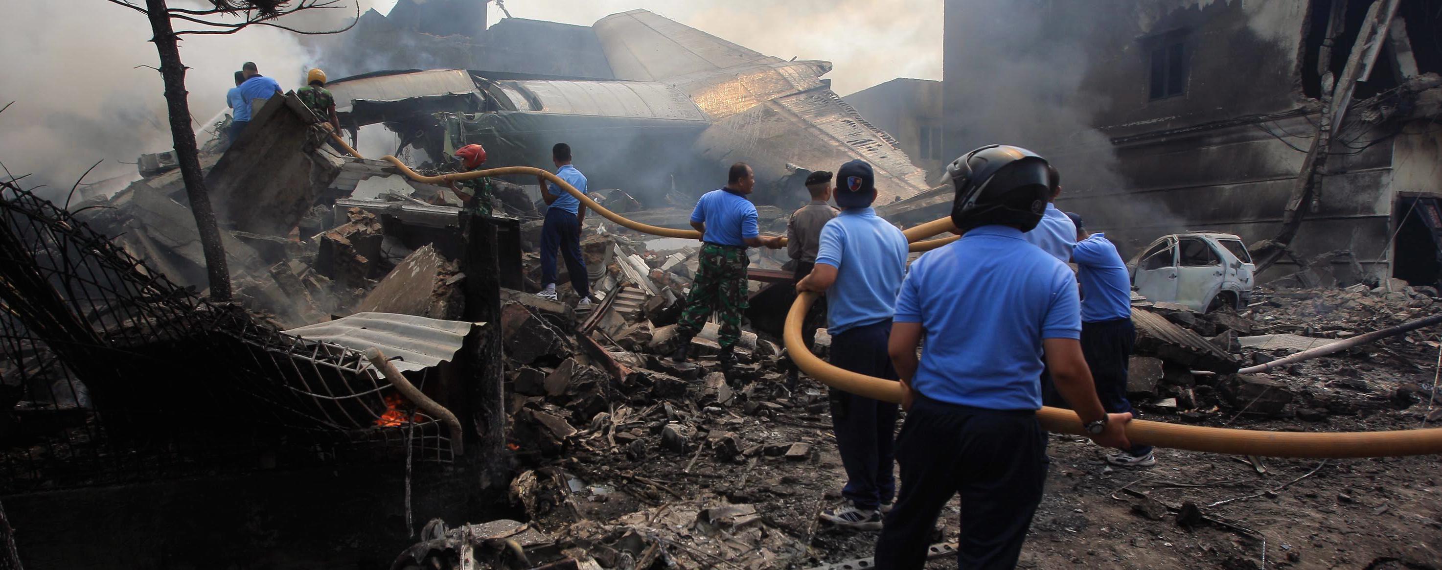 Si lavora sul luogo dell'incidente aereo di Medan