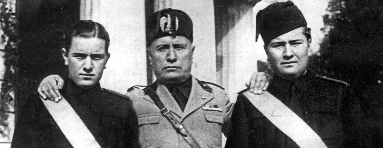 Mussolini con i suoi figli Bruno (alla sua destra) e VIttorio