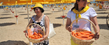Tintarella, una dermatologa svela falsi miti e rischi reali dell’abbronzatura