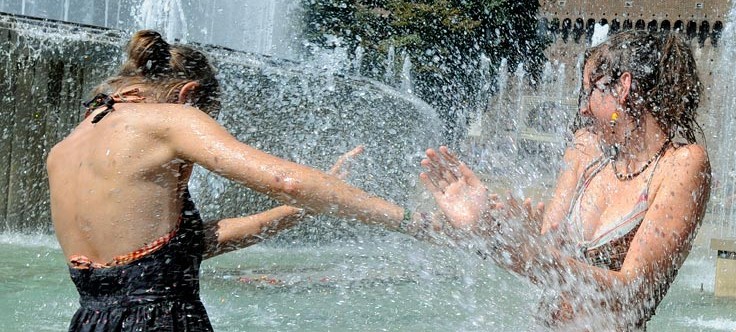 caldo ragazze fontana