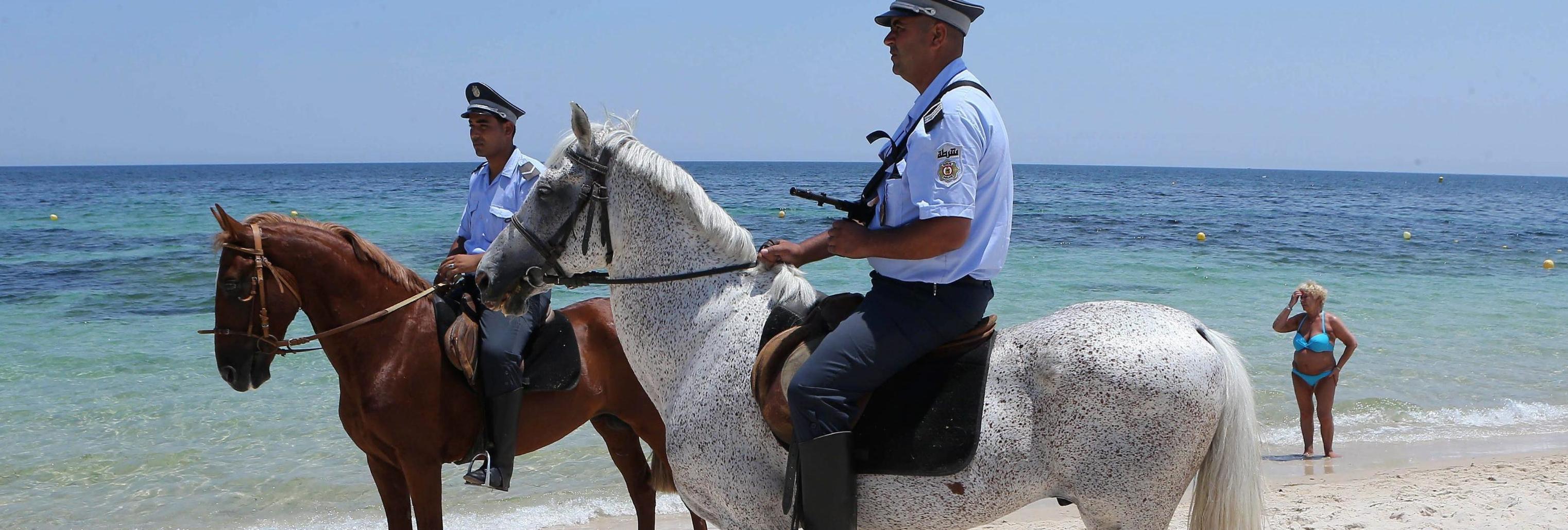 Polizia tunisina sulle spiagge