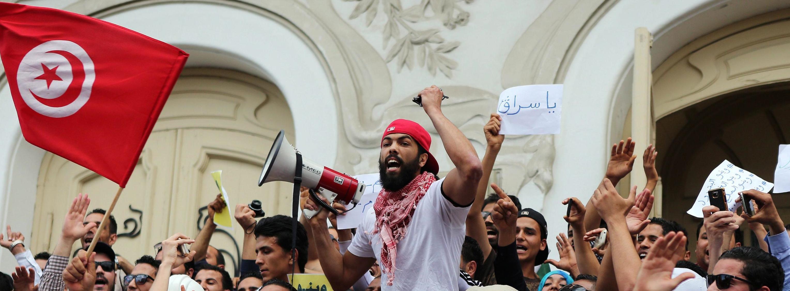 Una protesta di piazza a Tunisi