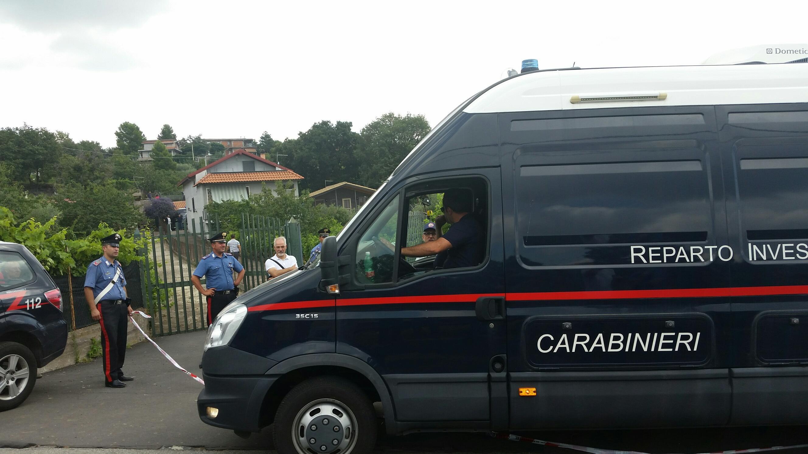 Militari del Reparto Investigativo dell'Arma arrivano alla villa di Crocefisso di Biancavilla di Catania perv prendere parte ai rilievi scientifici dopo l'omicidio del proprietario, Alfio Longo, da parte di due rapinatori