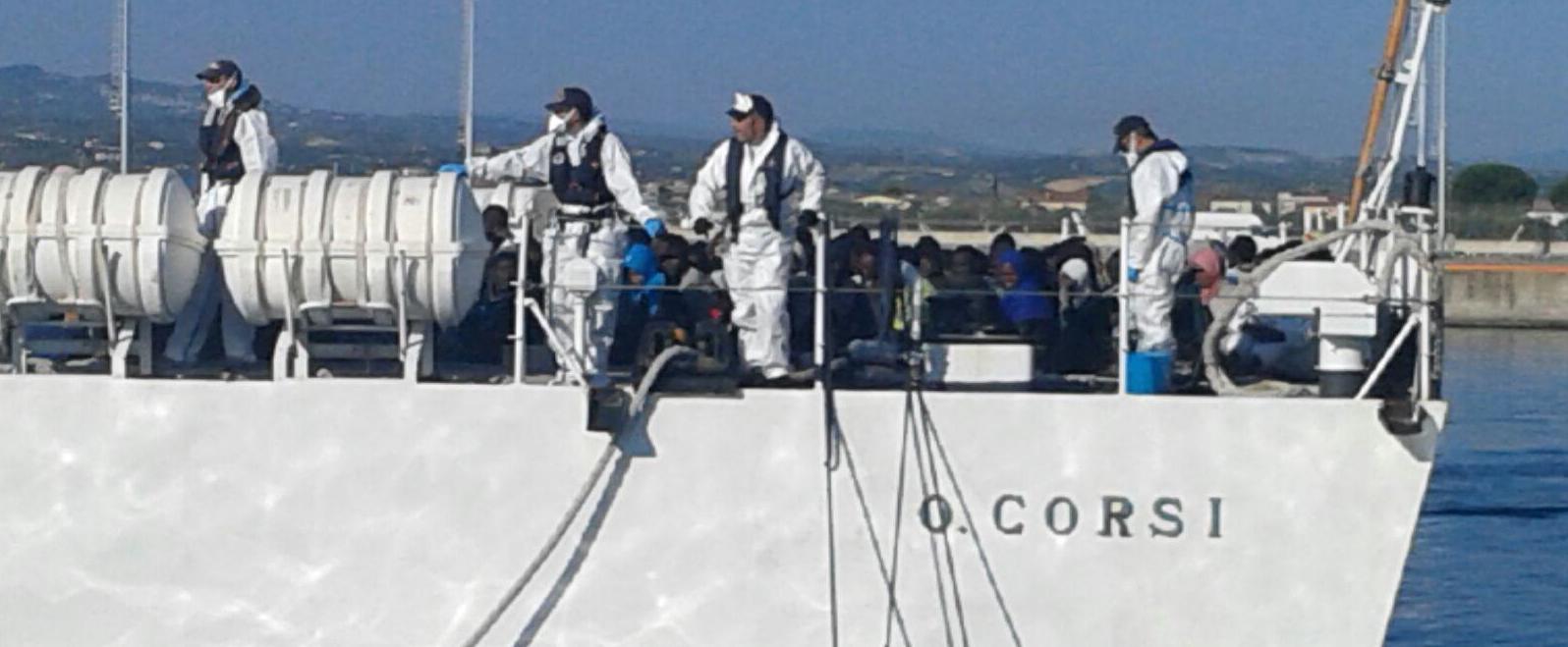 La nave coi clandestini attracca a Corigliano