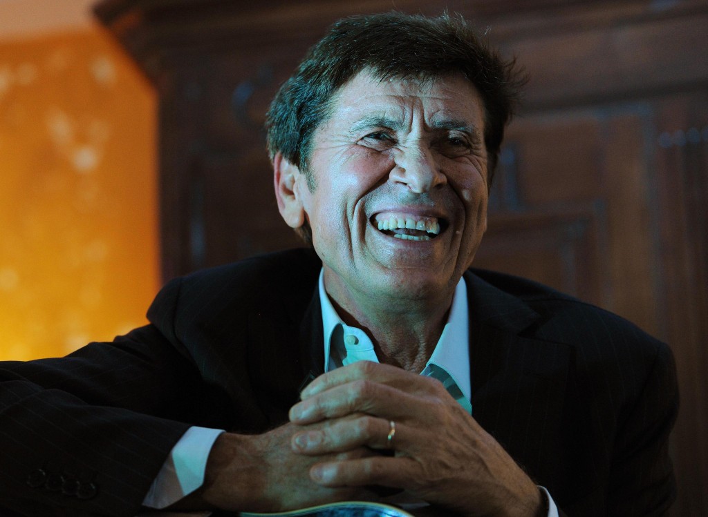 gianni morandi nella tempesta vuoi ospitare migranti gianni morandi nella tempesta vuoi ospitare migranti