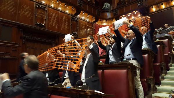 Bagarre alla Camera. Sel urla contro l’Ungheria, i leghisti invocano Orban