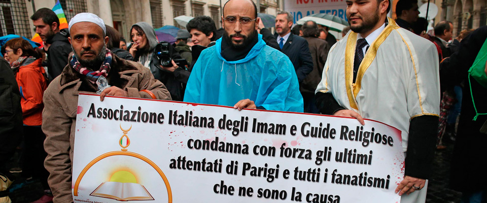Musulmani in piazza a Roma e Milano: “Insieme battiamo il terrorismo”