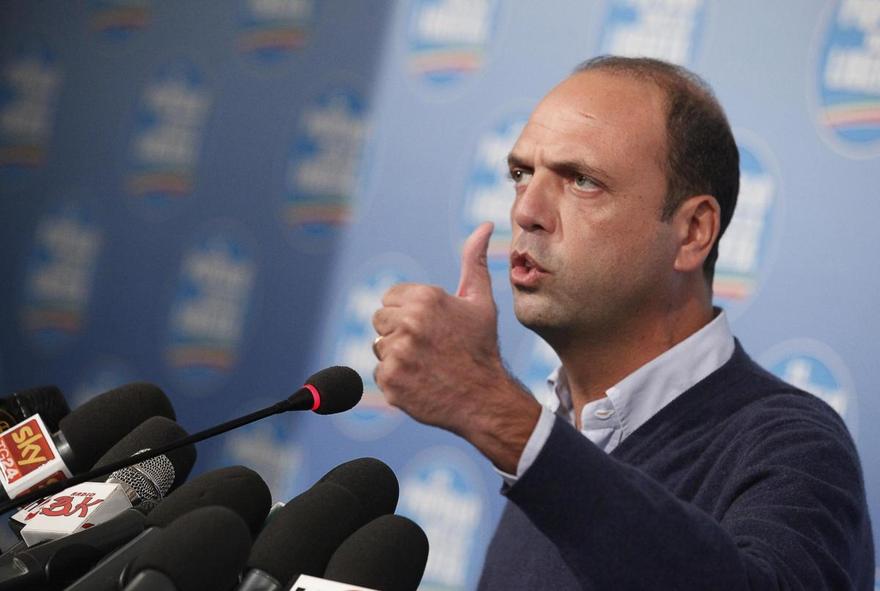 Unioni civili, Alfano tentenna e “prega” il Pd di non votare insieme ai grillini