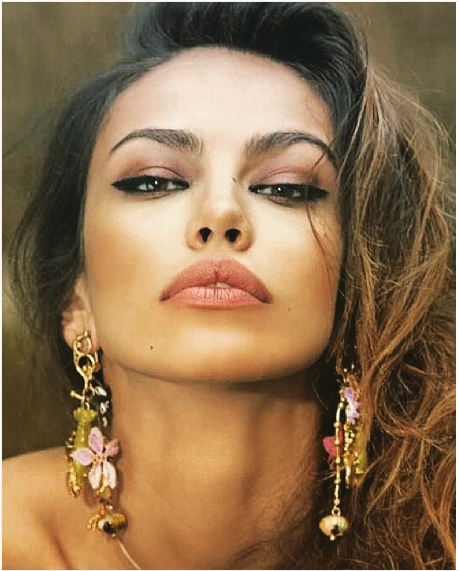 Madalina è nata nel 1988 e si definisce “amante dei cani”. (Foto Instagram)