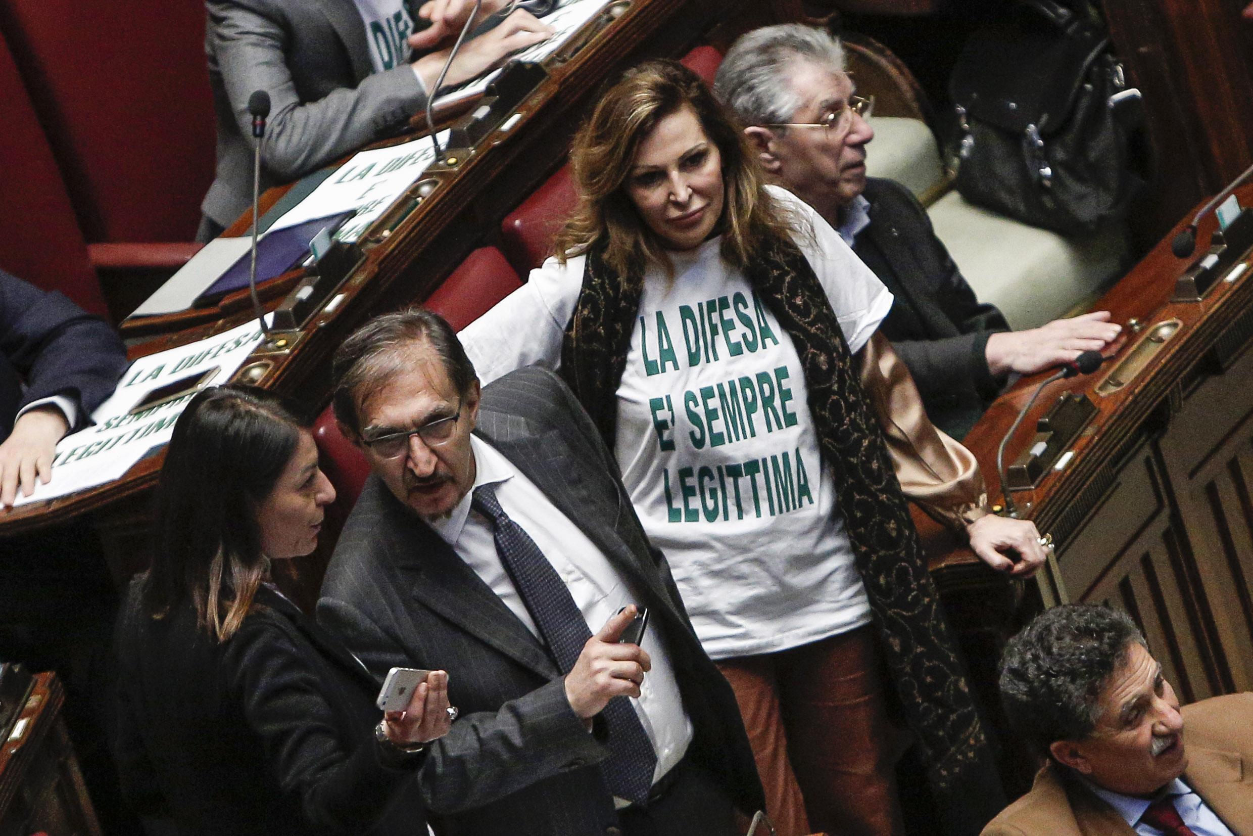 Legittima difesa, bagarre alla Camera. Il Pd vuole solo perdere tempo