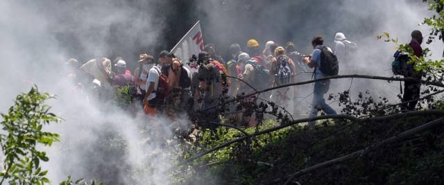 Scontri dei No Tav al cantiere di Chiomonte