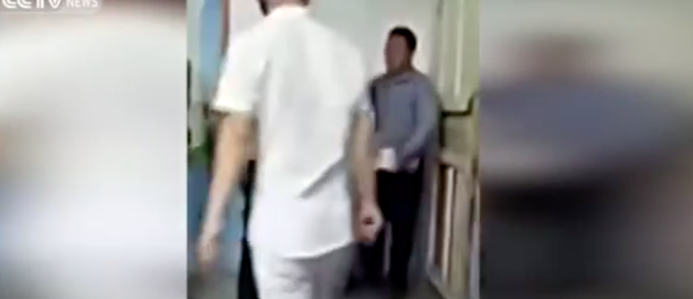 Violenta rissa in classe. Docente preso a calci e pugni dagli studenti (video)