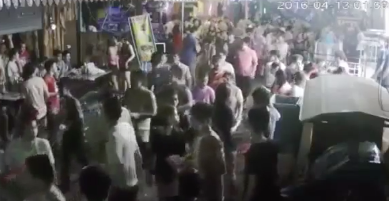 Thailandia, turisti inglesi picchiati da una gang di ubriachi (video)