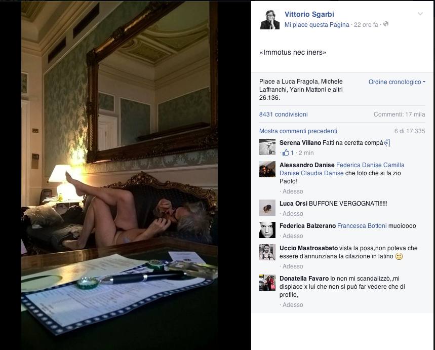 Nudo sul divano della camera di albergo. Vittorio Sgarbi ha pubblicato questa foto su Facebook e i suoi tanti fan sono impazziti. (Foto Facebook)