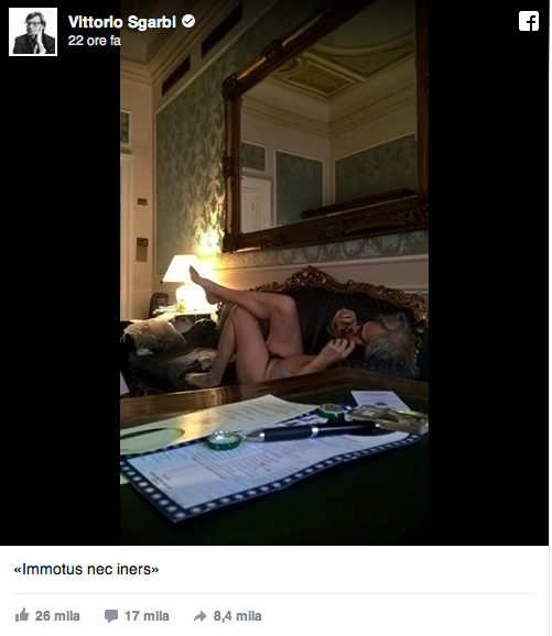 Nudo sul divano della camera di albergo. Vittorio Sgarbi ha pubblicato questa foto su Facebook e i suoi tanti fan sono impazziti. (Foto Facebook)