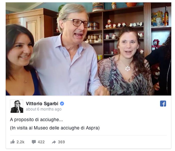 Nudo sul divano della camera di albergo. Vittorio Sgarbi ha pubblicato questa foto su Facebook e i suoi tanti fan sono impazziti. (Foto Facebook)
