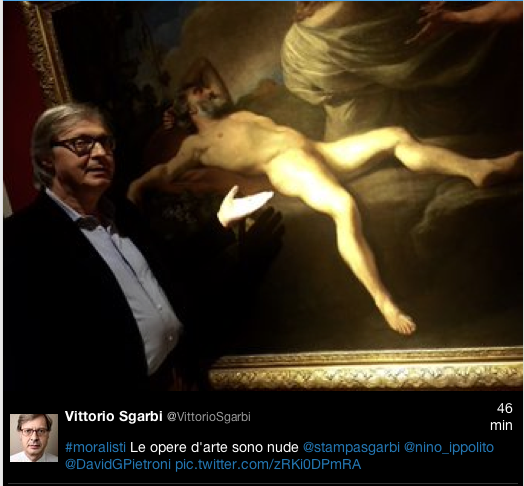 Nudo sul divano della camera di albergo. Vittorio Sgarbi ha pubblicato questa foto su Facebook e i suoi tanti fan sono impazziti. (Foto Facebook)