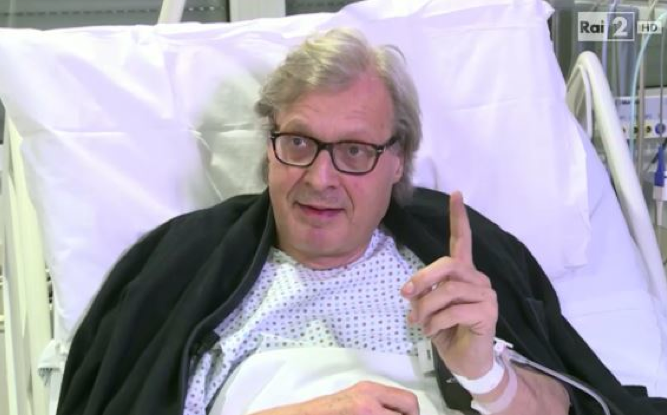 Nudo sul divano della camera di albergo. Vittorio Sgarbi ha pubblicato questa foto su Facebook e i suoi tanti fan sono impazziti. (Foto Facebook)