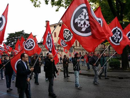 Il Pd vuole i voti della sinistra radicale e agita lo spauracchio del fascismo