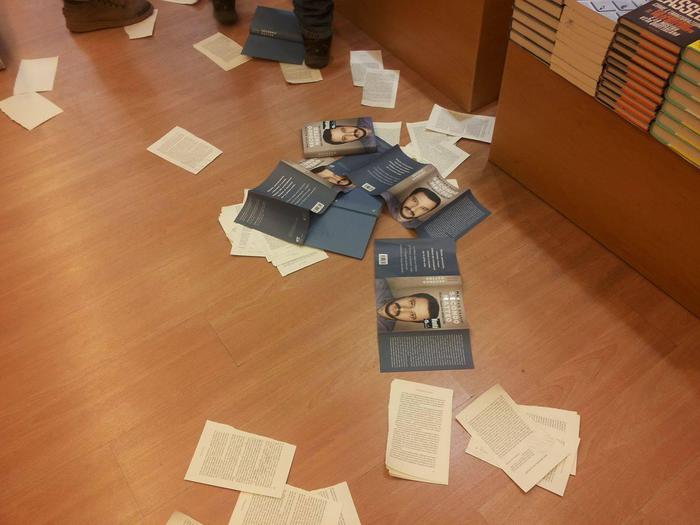 Il collettivo Hobo ha concluso la propria violenta protesta contro Matteo Salvini nella libreria Feltrinelli di Bologna dove un gruppo di estremisti ha distrutto il libro “Secondo Matteo”, dello stesso leader della Lega. La risposta di Salvini è stata iconica: «Distruggere e bruciare libri, la storia insegna, non è mai sintomo di grande intelligenza. P.s. Alla faccia loro, il mio libro dopo poche ore è già QUARTO nella classifica generale delle vendite su Amazon!»