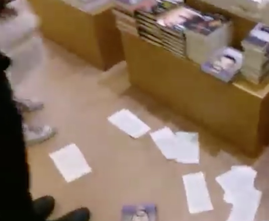 Raid dell’estrema sinistra. Strappano i libri di Salvini e se ne vantano (video)