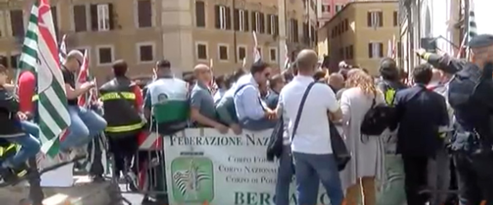 Manifestazione del corpo forestale davanti alla Camera