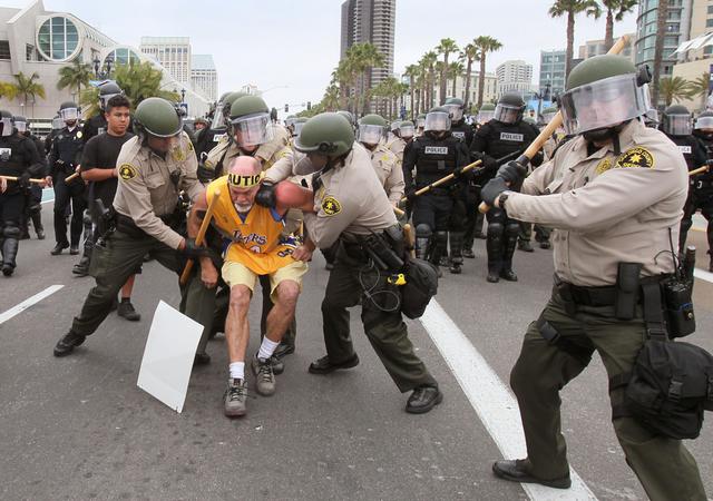 Ormai è vizio: al comizio di Trump a San Diego scontri e arresti (fotogallery)