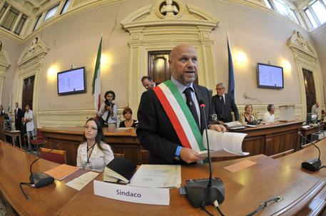 Rifiuti a Livorno, indagato il sindaco M5S Nogarin: “Pronto a dimettermi”