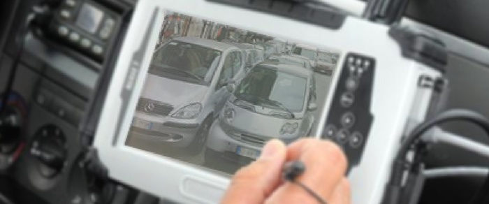 Occhio al parcheggio in doppia fila.  E’ reato di violenza privata