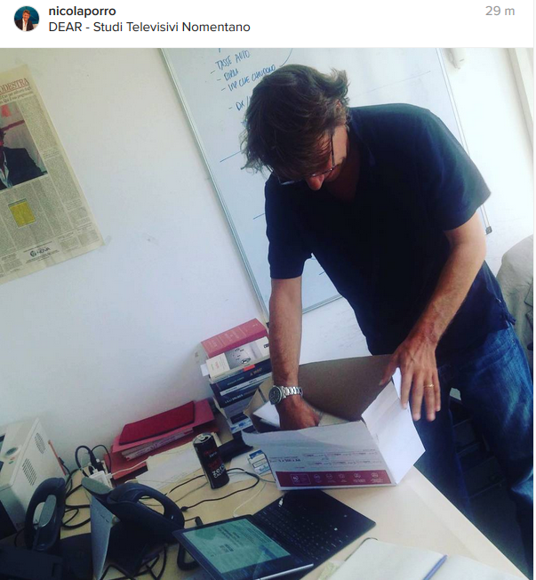 Il giornalista scherza sulla chiusura della trasmissione che ha condotto. (Foto Instagram)