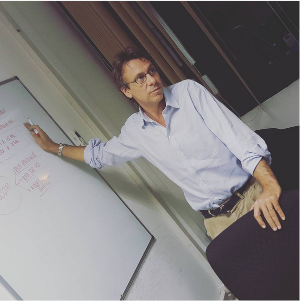 Il giornalista scherza sulla chiusura della trasmissione che ha condotto. (Foto Instagram)