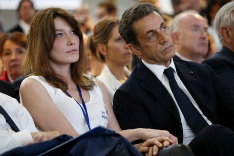 Carla Bruni: se Sarkozy mi tradisse potrei tagliargli la gola
