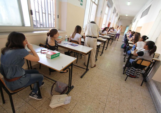 Al via gli esami di terza media. Per gli alunni lo scoglio è il colloquio orale Al via gli esami di terza media. Per gli alunni lo scoglio è il colloquio orale