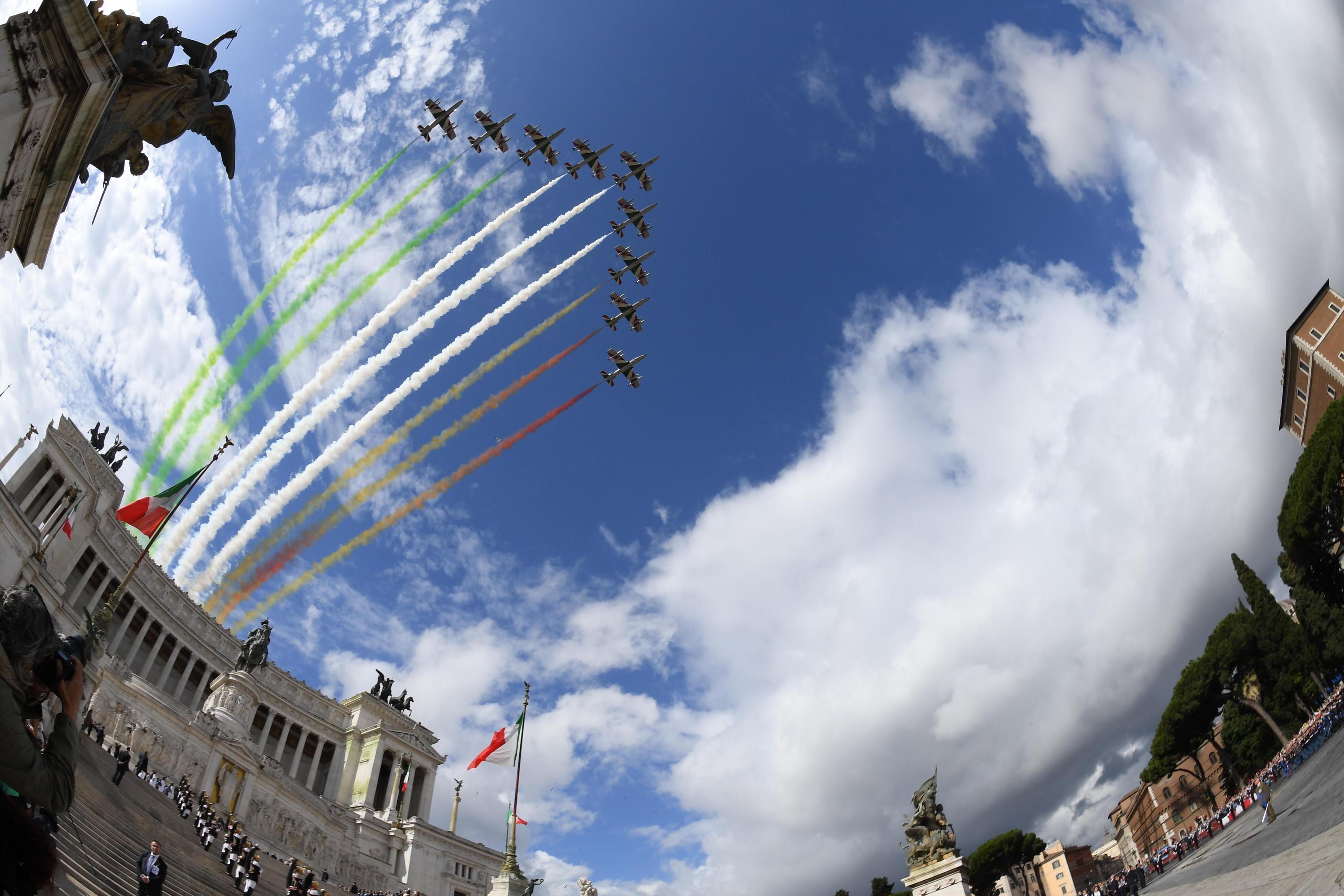 2 giugno, la prima volta dei sindaci. In 400 sfilano ai Fori Imperiali (video)