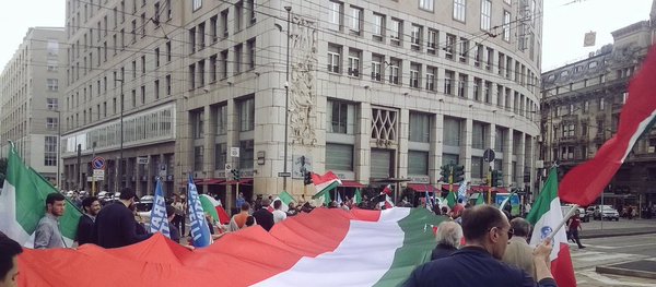Milano, tricolore di 35 metri per la chiusura della campagna di FdI