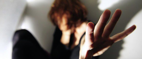 Voleva dare fuoco alla casa della ex, arrestato con la bottiglia di alcol in mano