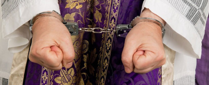 Minaccia col coltello un ragazzo e poi lo stupra: arrestato parroco a Catania