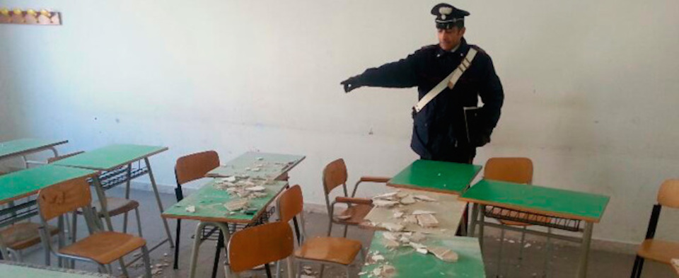 A scuola crolla il soffitto: a Rho feriti due tredicenni. Genitori furiosi
