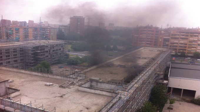 10 indagati per l’incendio al palazzo dello stupro: tutti residenti esasperati