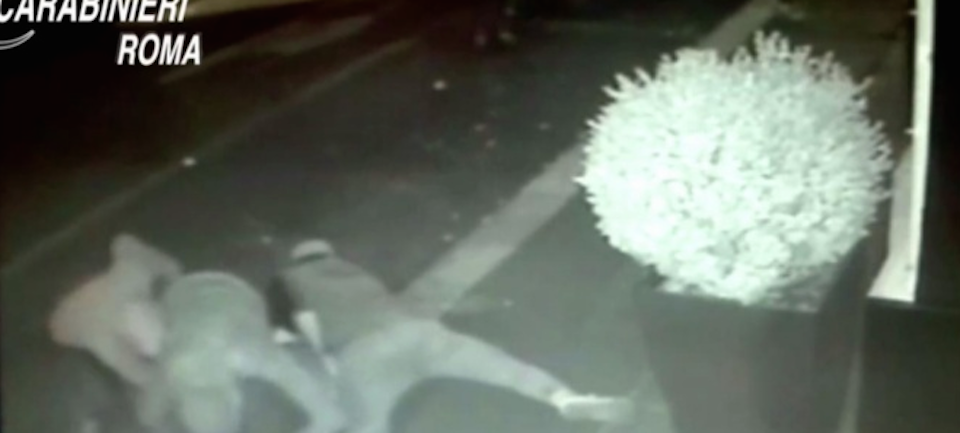 L’ultima tecnica “egiziana”: la rapina con l’arancia in bocca (video)