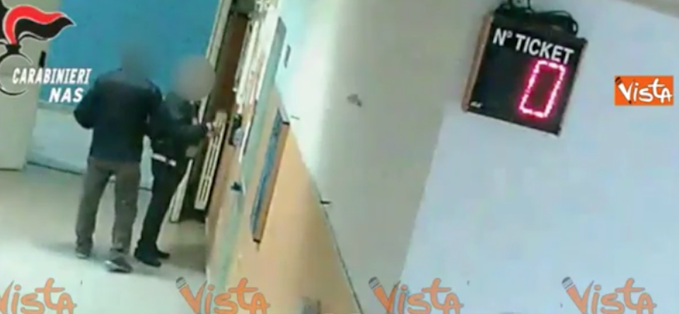 Medici assenteisti al Loreto Mare: così si erano organizzati i “furbetti” (video) Medici assenteisti al Loreto Mare: così si erano organizzati i “furbetti” (video)