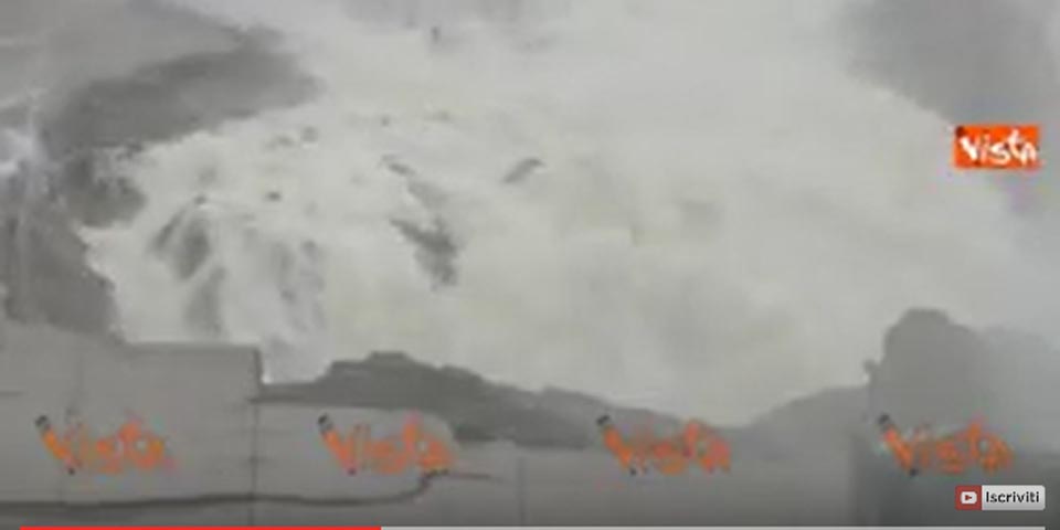 Diga di Oroville, ore di terrore: la piena travolge la copertura (video)