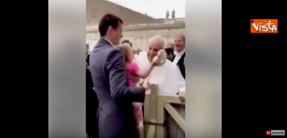 Una bambina ruba la papalina a Bergoglio. E lui se la ride (video)