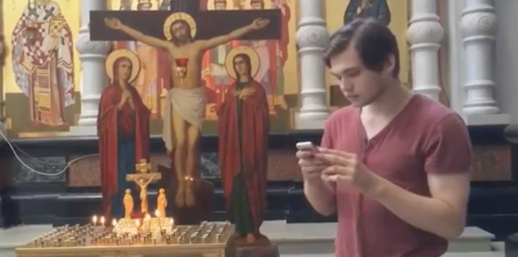 Al via il processo al blogger russo che giocava in chiesa a Pokemon go (video)