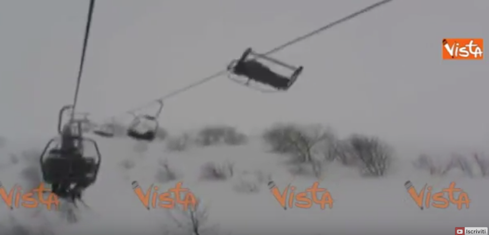 Vento forte, panico su una seggiovia: sciatori sospesi nel vuoto (video)