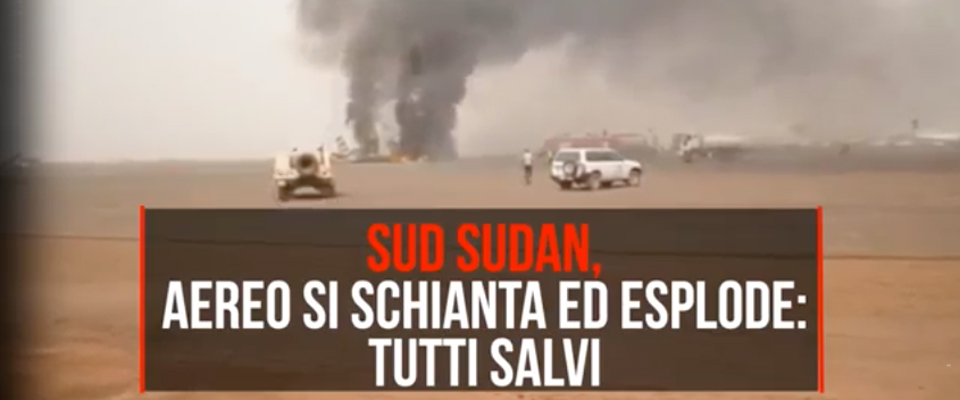 Un miracolo in Sudan, aereo si schianta ed esplode: tutti salvi (video)