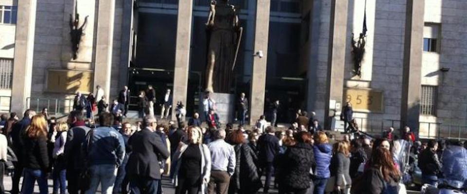 Panico per due allarmi bomba in poche ore a Catania e a Palermo